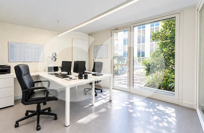 Corpimmo vous propose en exclusivité: A toute proximité du Pont de Saint-Cloud et du métro, nous vous proposons ces bureaux lumineux, traversants avec une belle terrasse privative de 71 m² donnant sur un jardin clos — photo 5