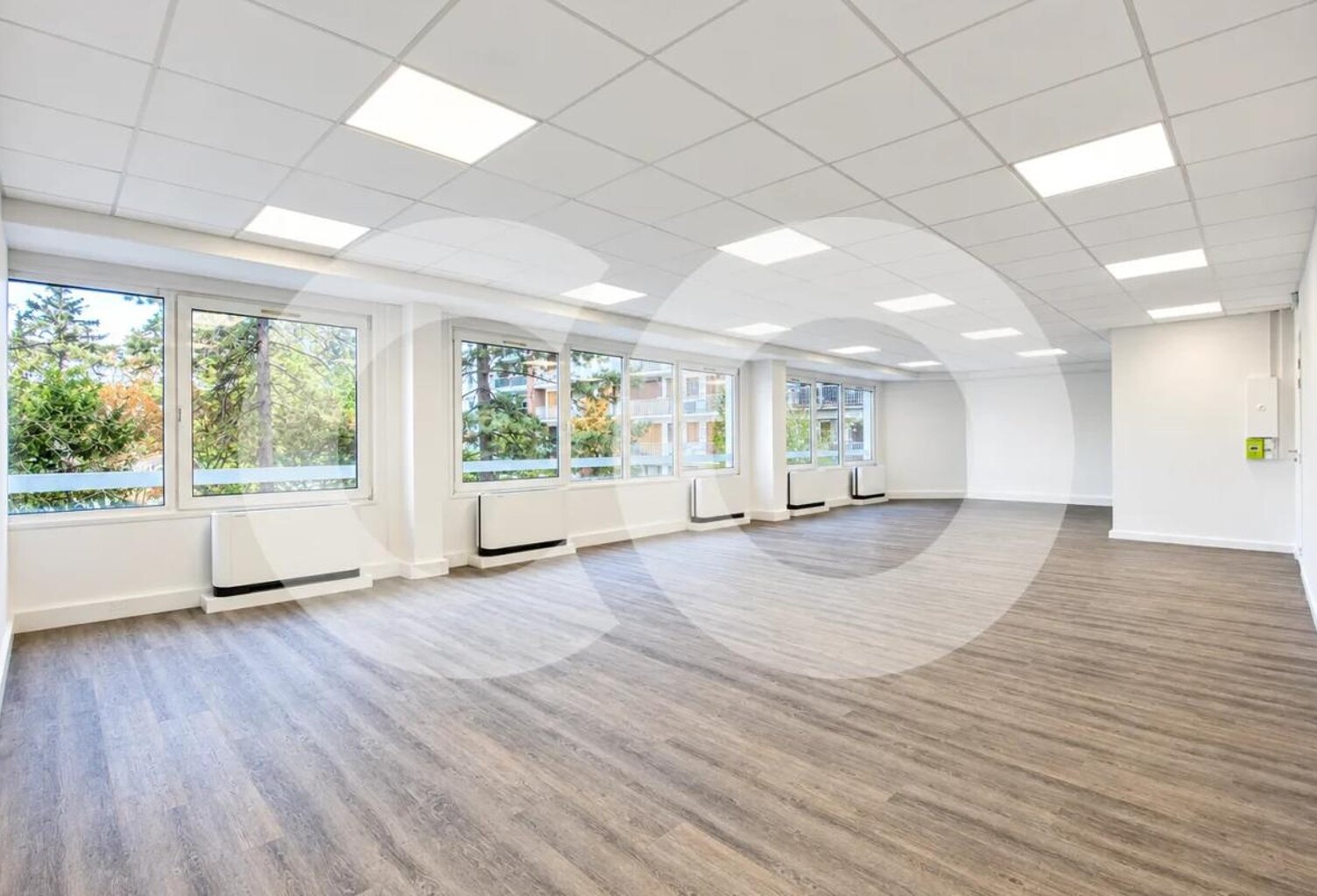 Boulogne-Billancourt, Bureaux rénovés, lumineux et au calme, dans un immeuble de standing en cœur d’îlot face à un parc — photo 1