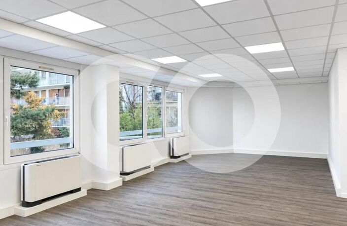 Boulogne-Billancourt, Bureaux rénovés, lumineux et au calme, dans un immeuble de standing en cœur d’îlot face à un parc — photo 2