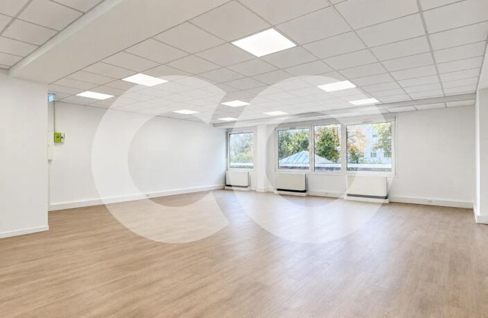 Boulogne-Billancourt, Bureaux rénovés, lumineux et au calme, dans un immeuble de standing en cœur d’îlot face à un parc — photo 4