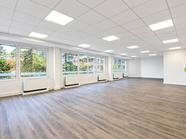 Boulogne-Billancourt, Bureaux rénovés, lumineux et au calme, dans un immeuble de standing en cœur d’îlot face à un parc — photo 1