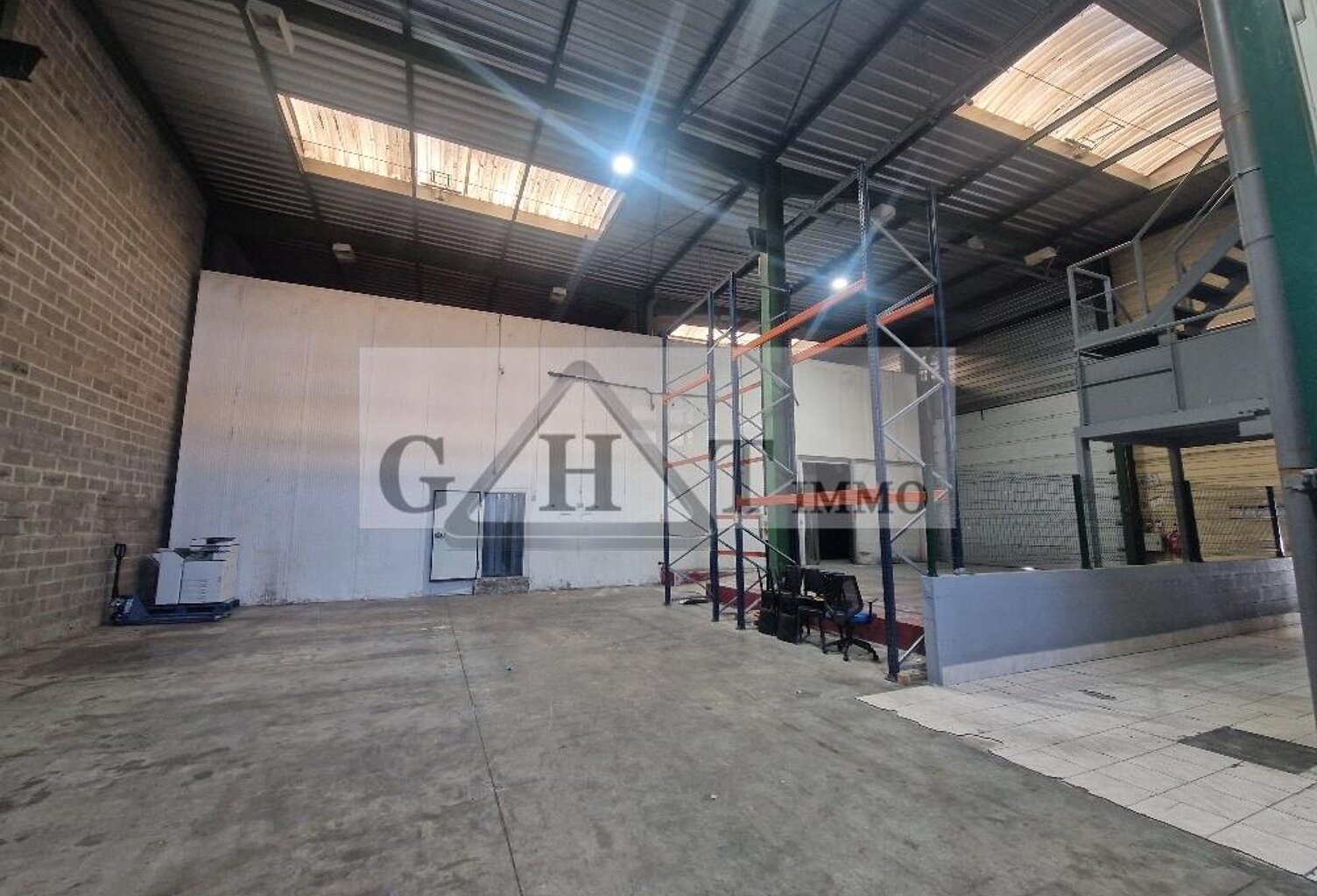 A LOUER 2000 M² DE TERRAIN + 800 M² ENTREPOT BUREAUX A STAINS — photo 1