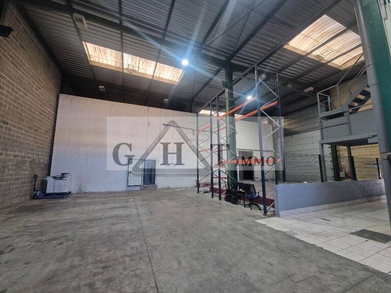 A LOUER 2000 M² DE TERRAIN + 800 M² ENTREPOT BUREAUX A STAINS — photo 1