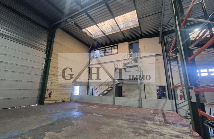 A LOUER 2000 M² DE TERRAIN + 800 M² ENTREPOT BUREAUX A STAINS — photo 2