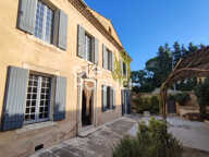 Carpentras - Maison de 253 m² - 9 pièces - 5 chambres - Cour intérieure - Proximité commodités — photo 2