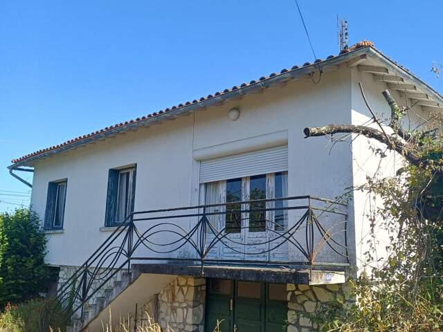 Maison de ville avec grand jardin. Garage. — photo du bien