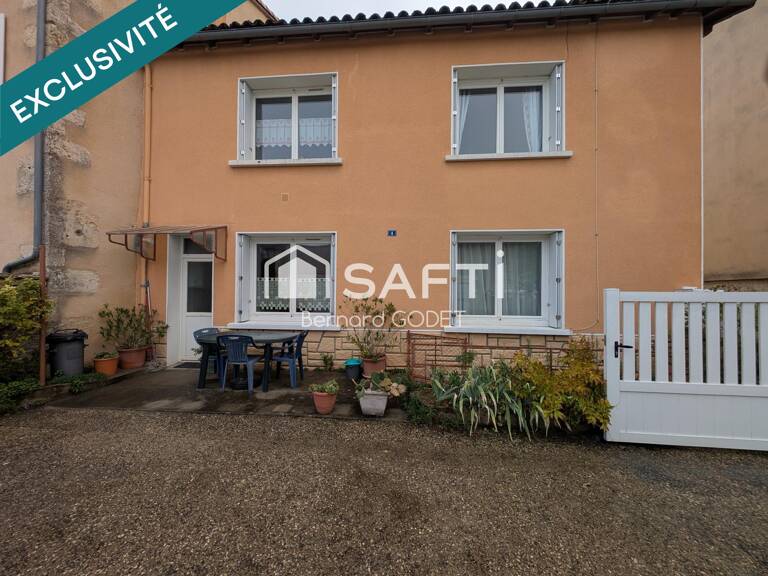 Bernard Godet vous présente cet immeuble situé à Ruffec — photo 1