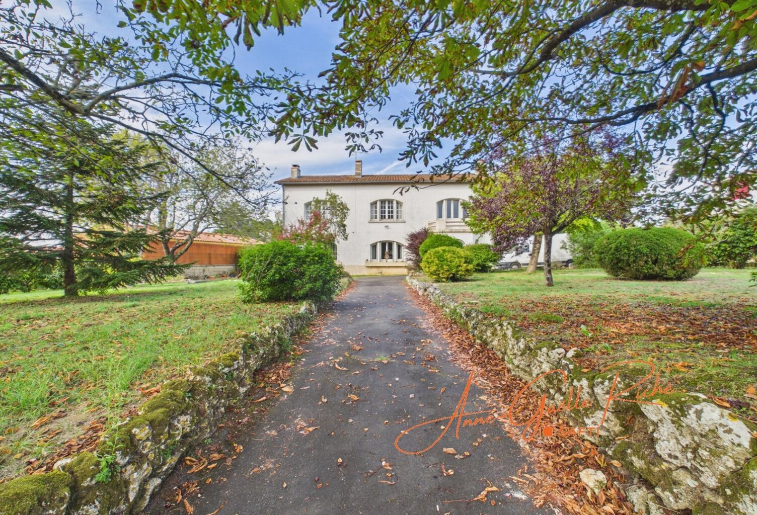 Maison de caractère, 7 chambres, jardin arboré et dépendances — photo 1