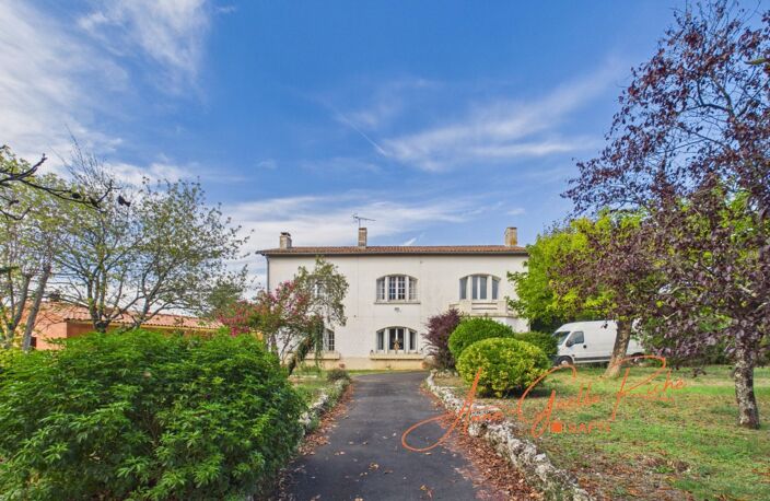 Maison de caractère, 7 chambres, jardin arboré et dépendances — photo 2