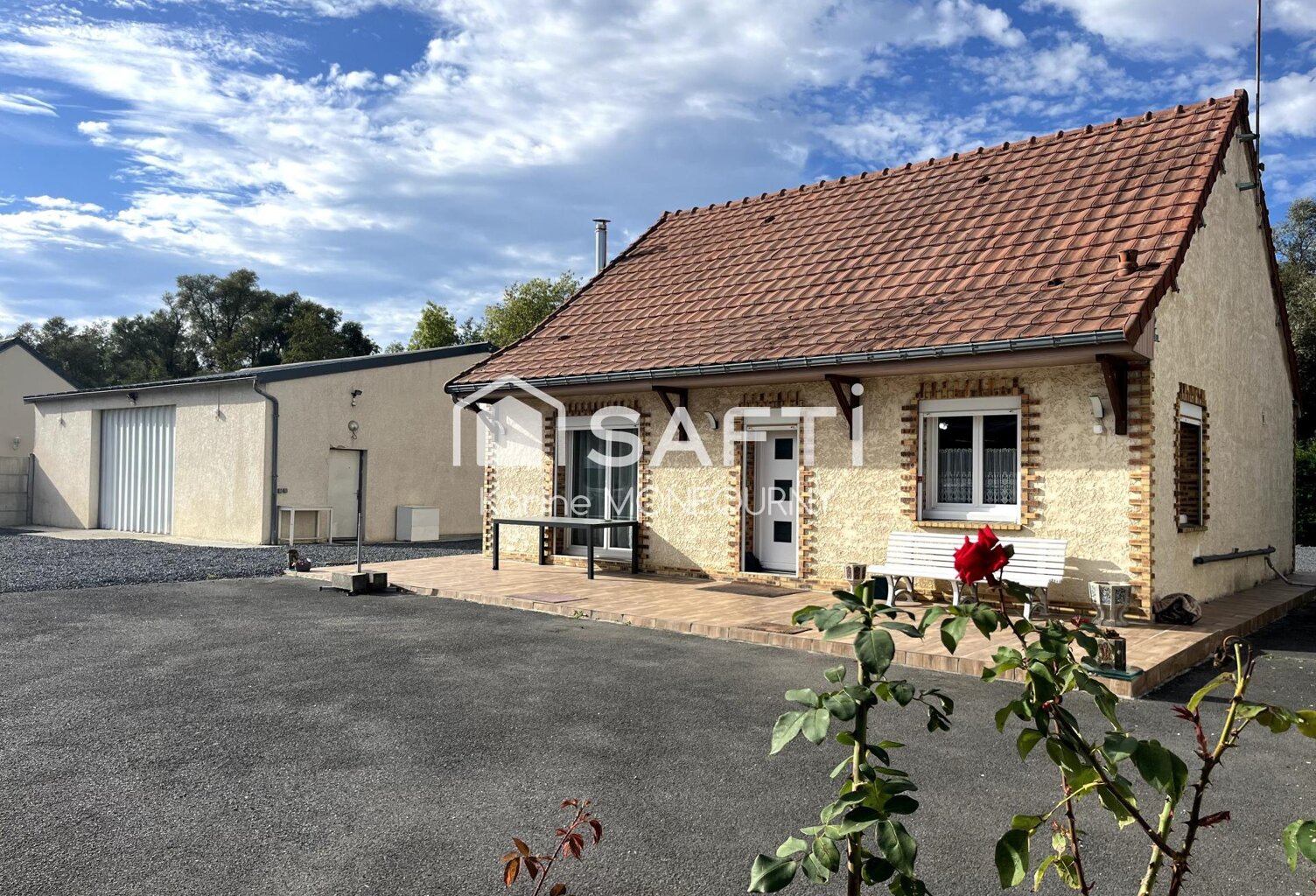 Maison habitable de plain-pied avec grand hangar — photo 1