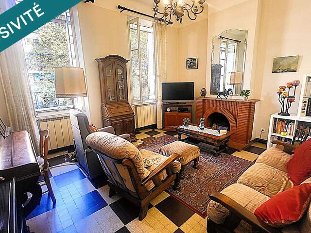 Bas de la rue Paradis , bel appartement T5 dans immeuble Bourgeois — photo du bien