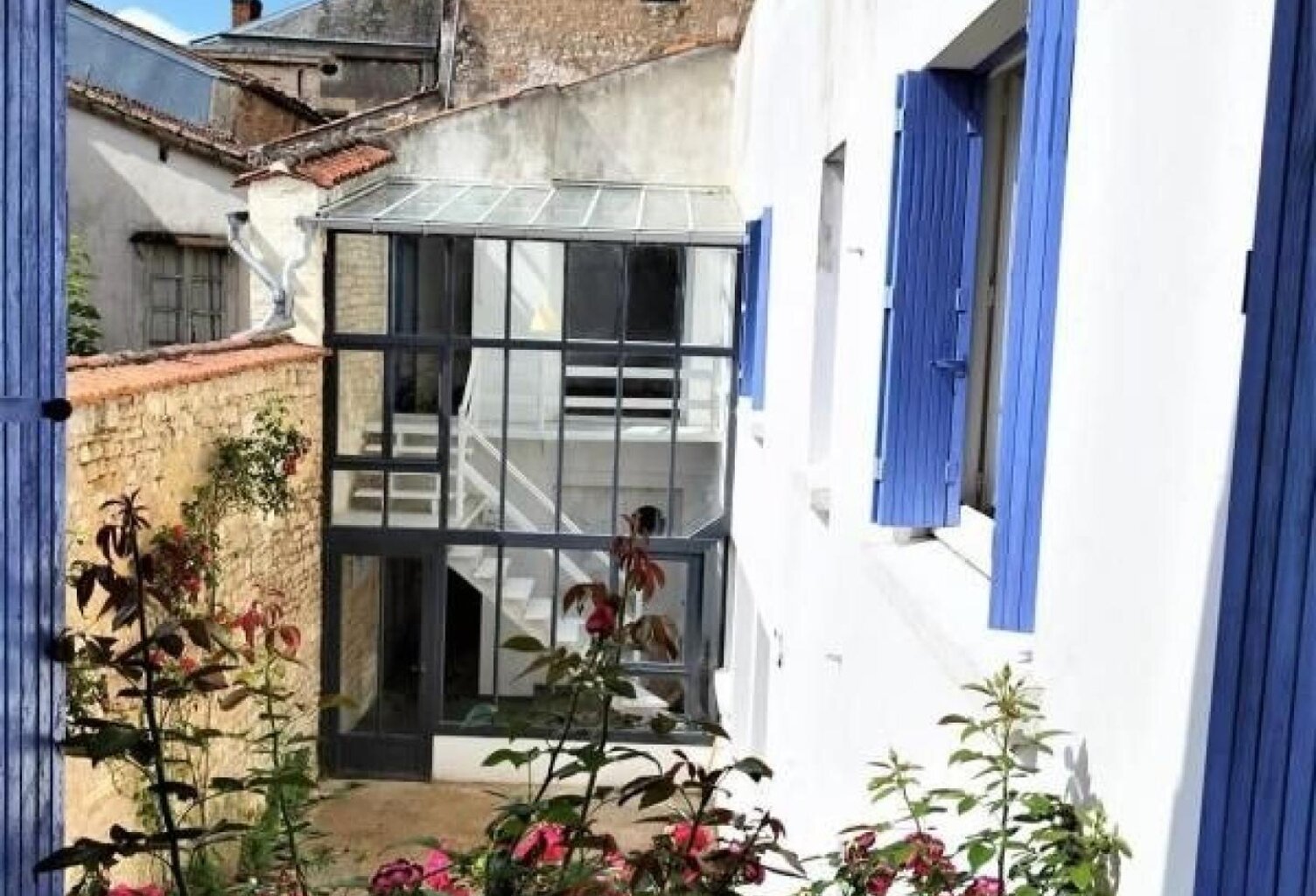 Atelier d'artiste, bien atypique au cœur de la ville de Fontenay Le Comte — photo 1