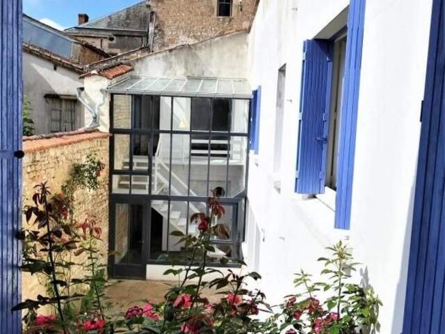 Atelier d'artiste, bien atypique au cœur de la ville de Fontenay Le Comte — photo du bien