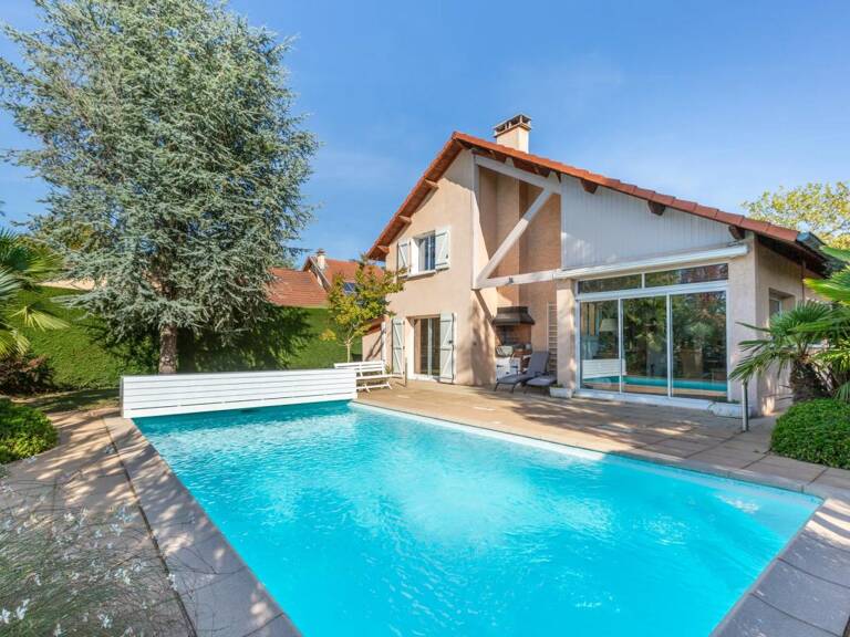 Maison de 8 pièces de 178 m² à La Tour-de-Salvagny — photo 1