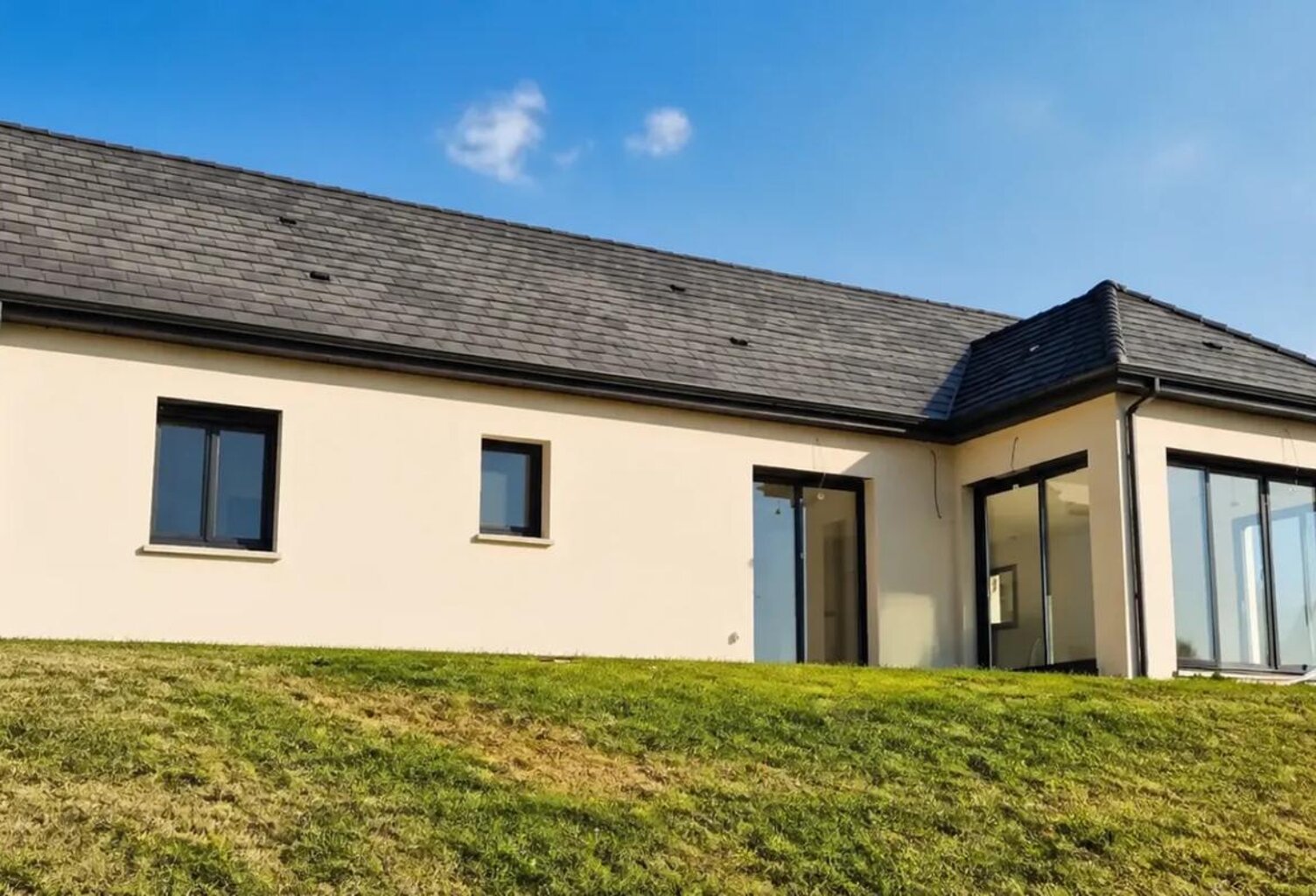 Maison de construction récente de plain-pied, 5 pièces de 135 m² à Tauves — photo 1