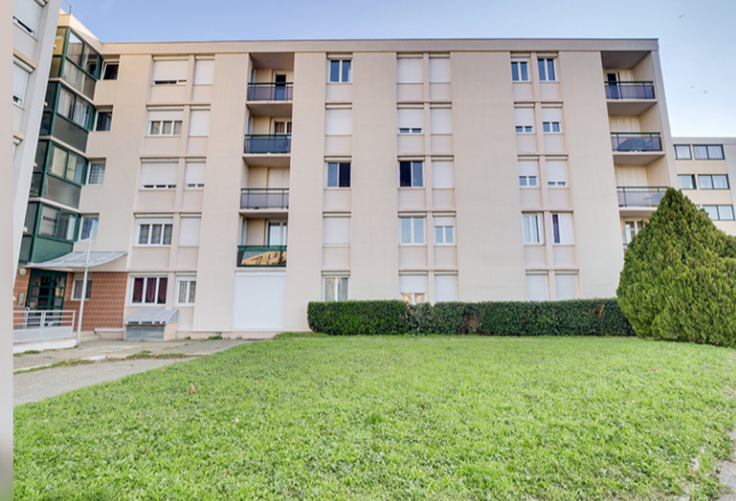 Type 2 - BAGNOLS SUR CEZE - LES AUBEPINES — photo 1