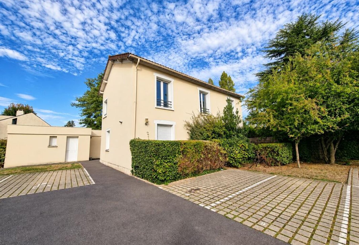 MONTMORENCY – STUDIO PLEIN DE CHARME AVEC PARKING PRIVATIF ! — photo 1