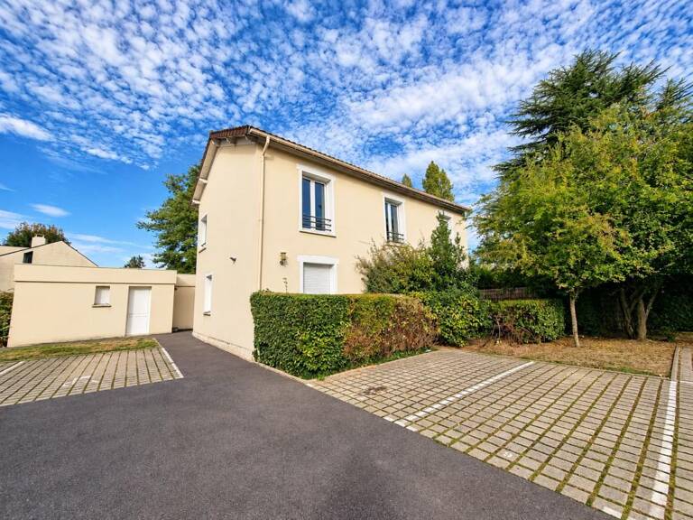 MONTMORENCY – STUDIO PLEIN DE CHARME AVEC PARKING PRIVATIF ! — photo 1
