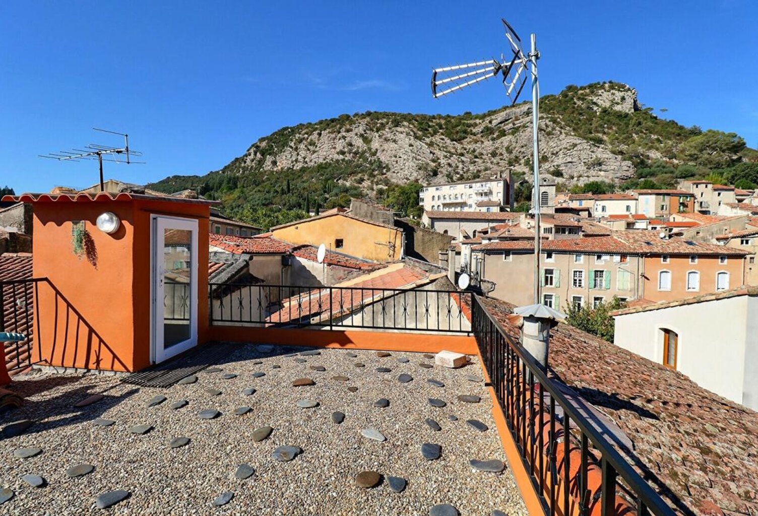 ANDUZE - DERNIER ÉTAGE AVEC TERRASSE PANORAMIQUE EXCEPTIONNELLE — photo 1