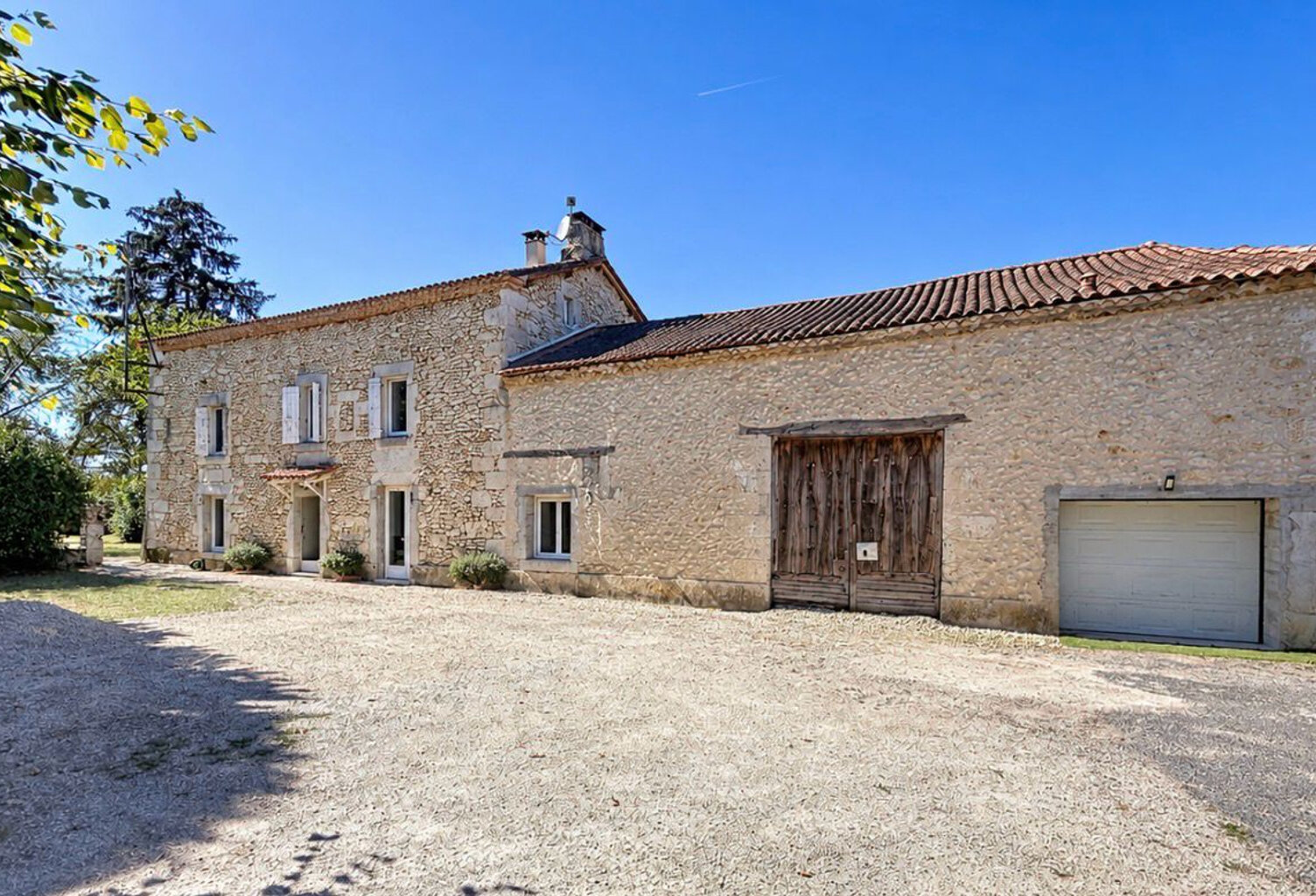 A vendre, propriété de caractère à l'OUEST de Périgueux (24000) à proximité de Neuvic (24190) — photo 1