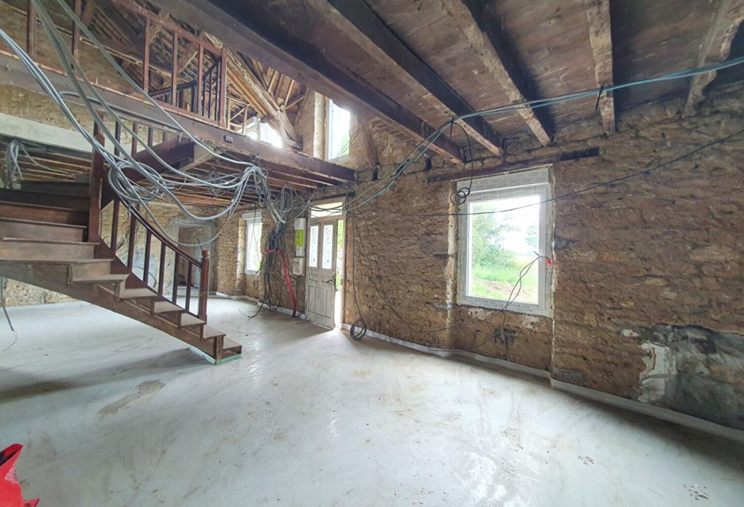 Ensemble immobilier en pierre à rénover avec hangar — photo 1