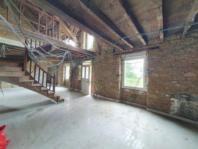 Ensemble immobilier en pierre à rénover avec hangar — photo du bien