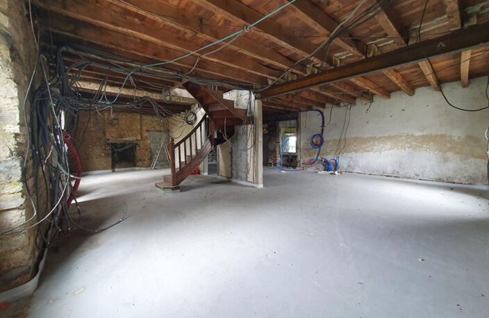 Ensemble immobilier en pierre à rénover avec hangar — photo 2