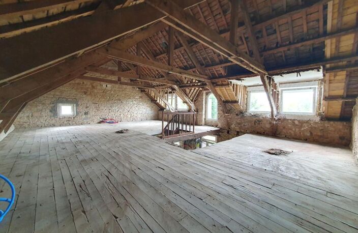Ensemble immobilier en pierre à rénover avec hangar — photo 3