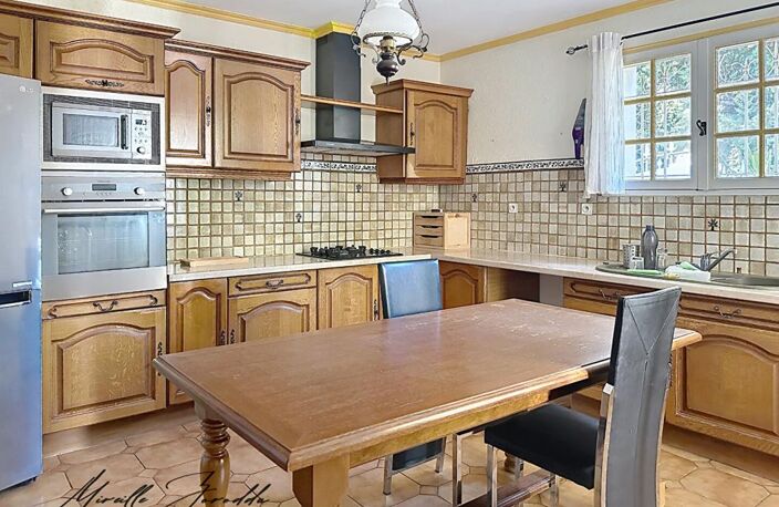 Maison A vendre BEAUCAIRE maison en pierre 5 pièces  127m² avec garage, terrasse et terrain attenant — photo 4