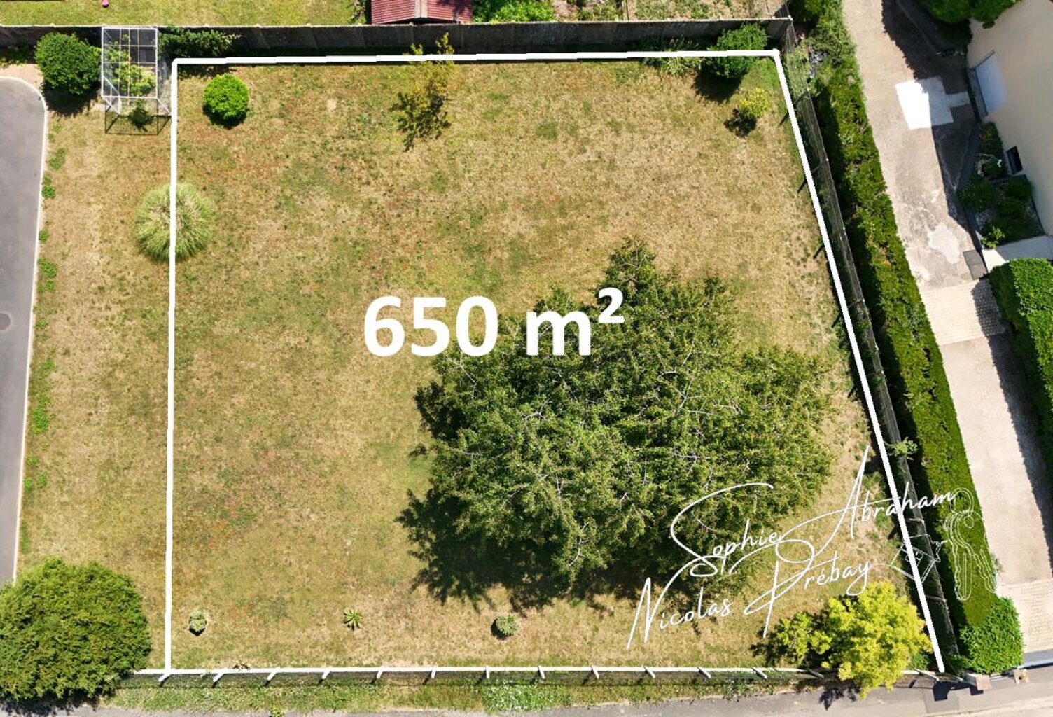 Terrain constructible de 650m² — photo 1