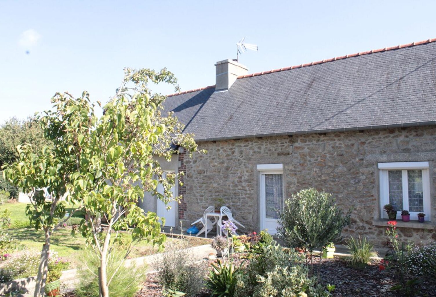 Exclusivité VENTE AUX ENCHÈRES MIZAPRI! Côtes d'Armor 22150 Hénon. Maison de plain-pied, 3 chambres, garages, terrain constructible et divisible — photo 1
