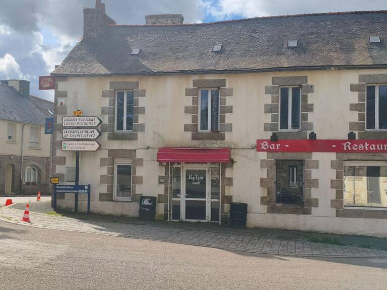 Plougonver, Bien à usage mixte Bar/Restaurant/Appartement T4 + terrain constructible avec hangar et dépendances — photo 1