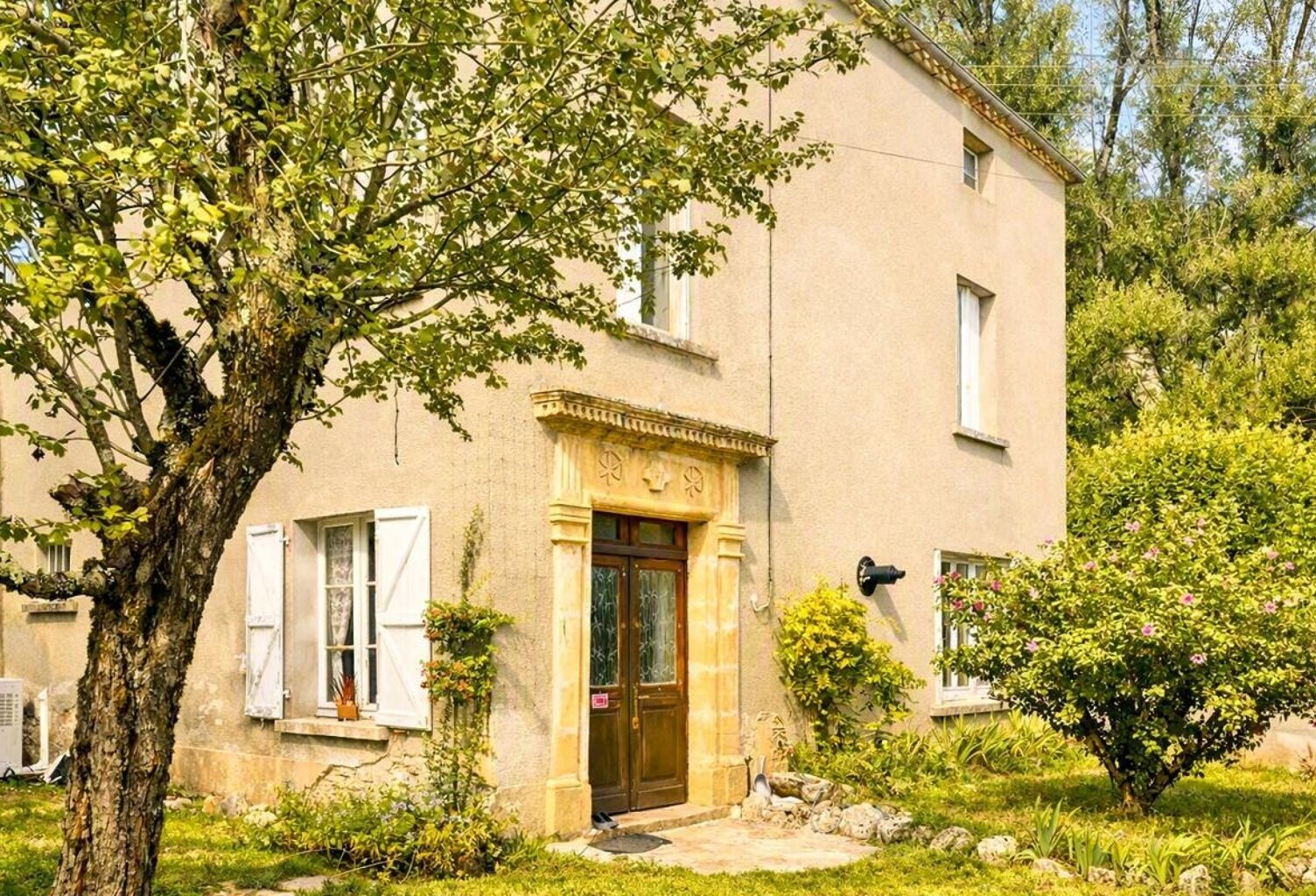 Maison en pierre du 19e siècle, 98m², 4 pièces, 2 chambres, garage, terrain: 637 m² — photo 1