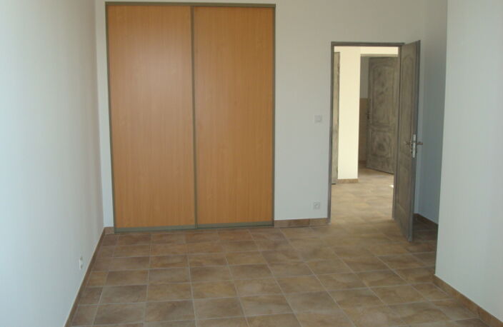 Location appartement 3 pièces 76 m² à Draguignan (83300) — photo 3