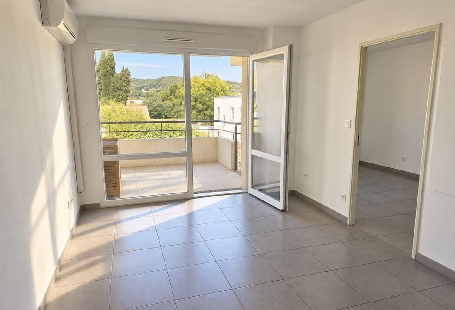 LA CIOTAT APPARTEMENT TYPE 2 AVEC TERRASSE ET GARAGE — photo 1