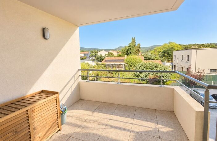 LA CIOTAT APPARTEMENT TYPE 2 AVEC TERRASSE ET GARAGE — photo 2