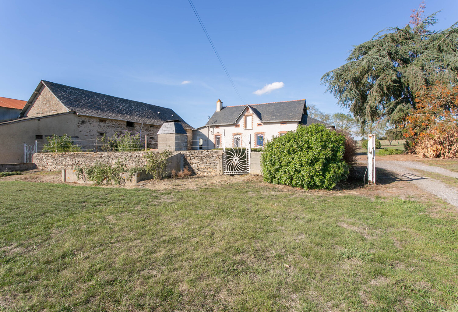 A VENDRE MAISON +  DEPENDANCES + HANGAR — photo 1