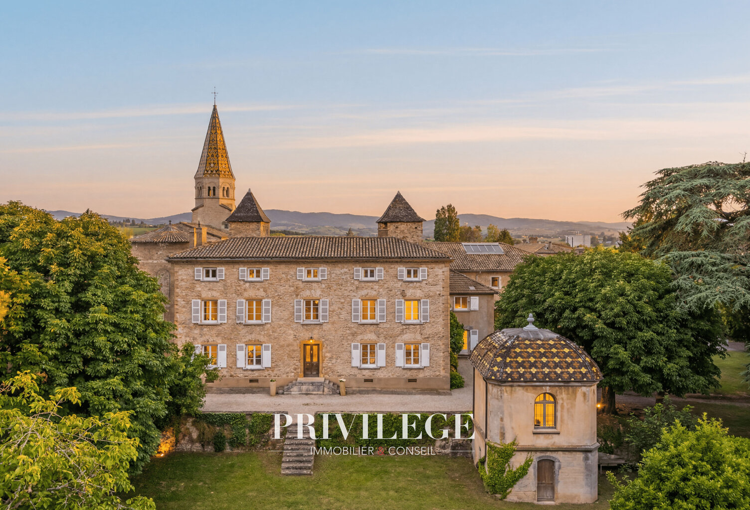 PROPRIÉTÉ D'EXCEPTION DU XIII SIÈCLE AUX PORTES DE LYON — photo 1