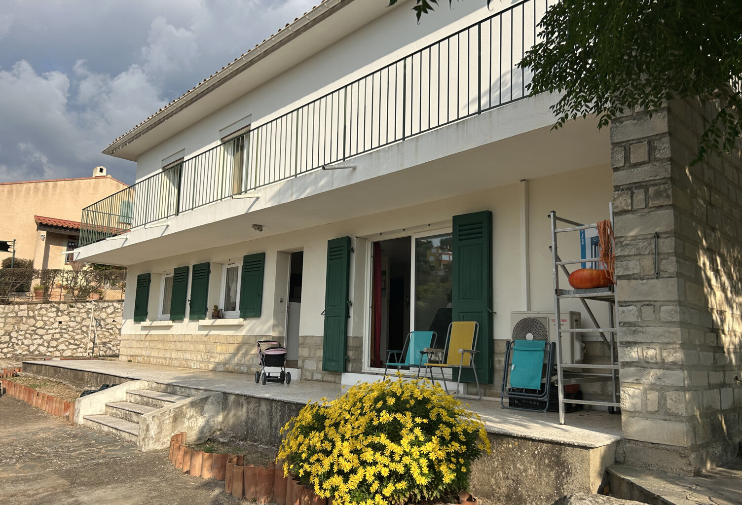 OLLIOULES Vue dégagée et proche du village à pied — photo 1