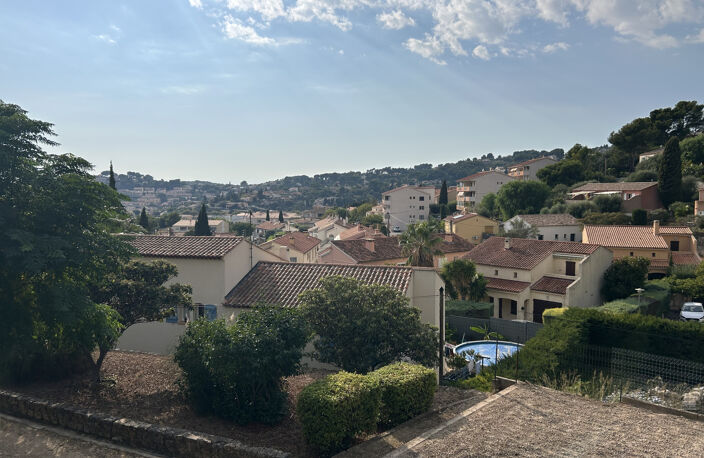 OLLIOULES Vue dégagée et proche du village à pied — photo 3
