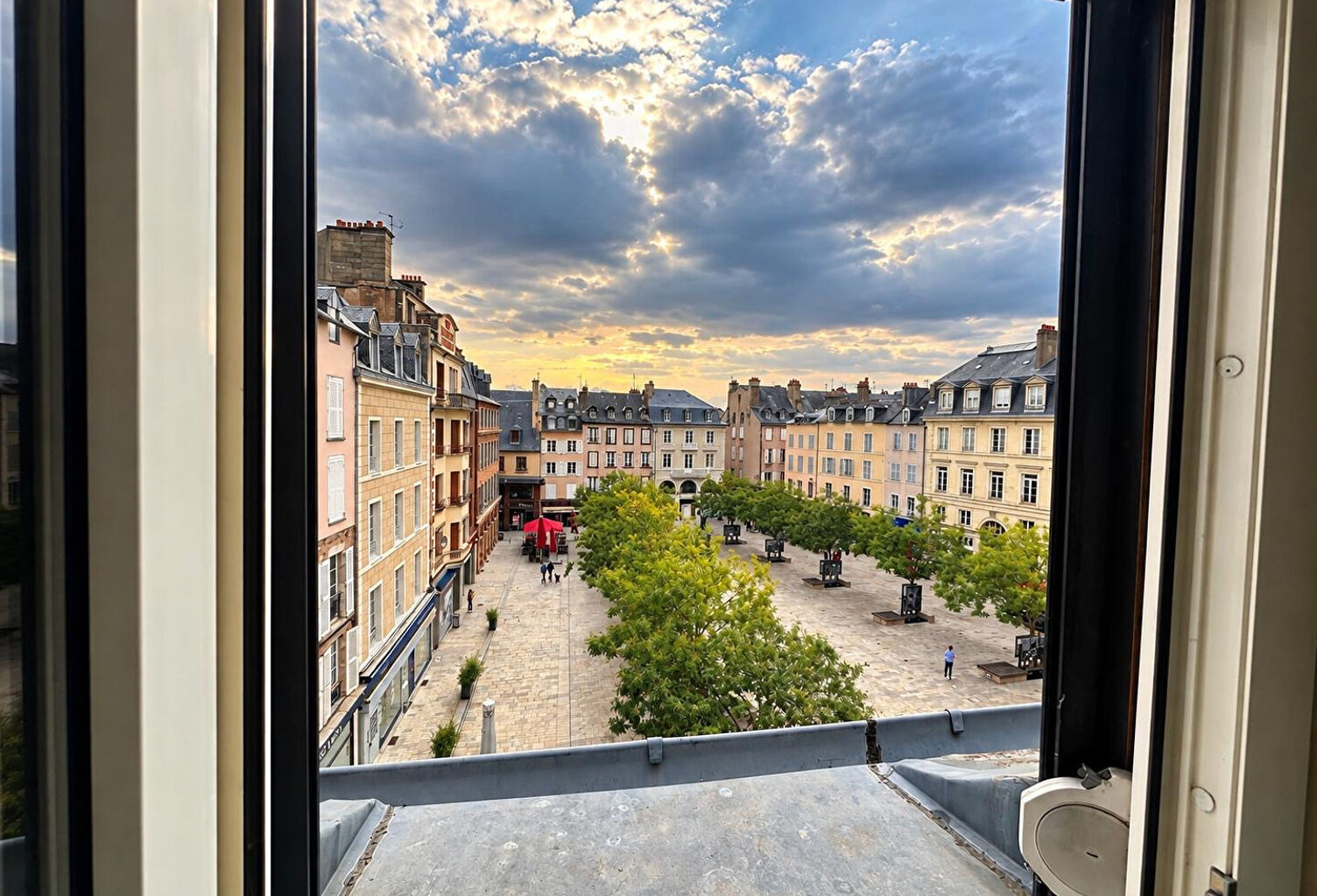 Combles à rénover de 100m²  au sol - Place de la Cité — photo 1