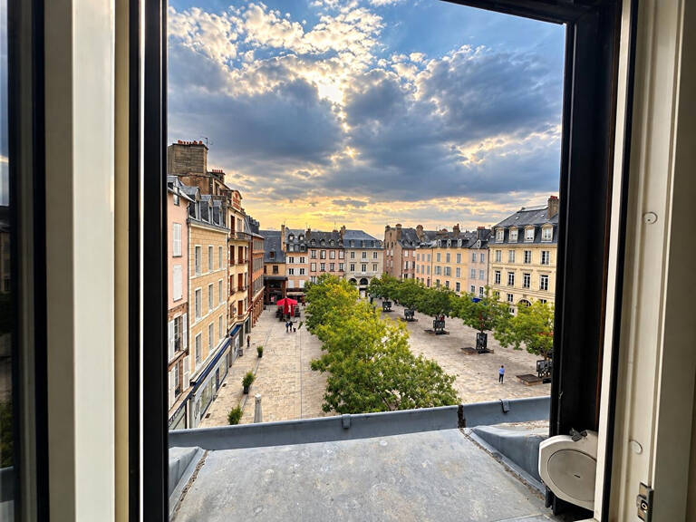 Combles à rénover de 100m²  au sol - Place de la Cité — photo 1