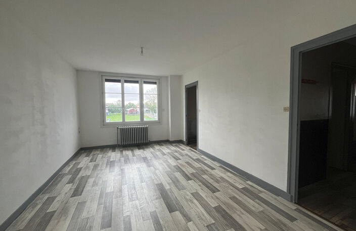 Maison 4 pièces à louer à Dangé Saint Romain - Jardin et garage — photo 3