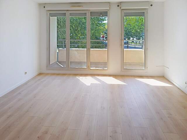 Très Bel Appartement 3P Lumineux avec Extérieur au pied de la Gare RER de Cergy-le-Haut — photo du bien