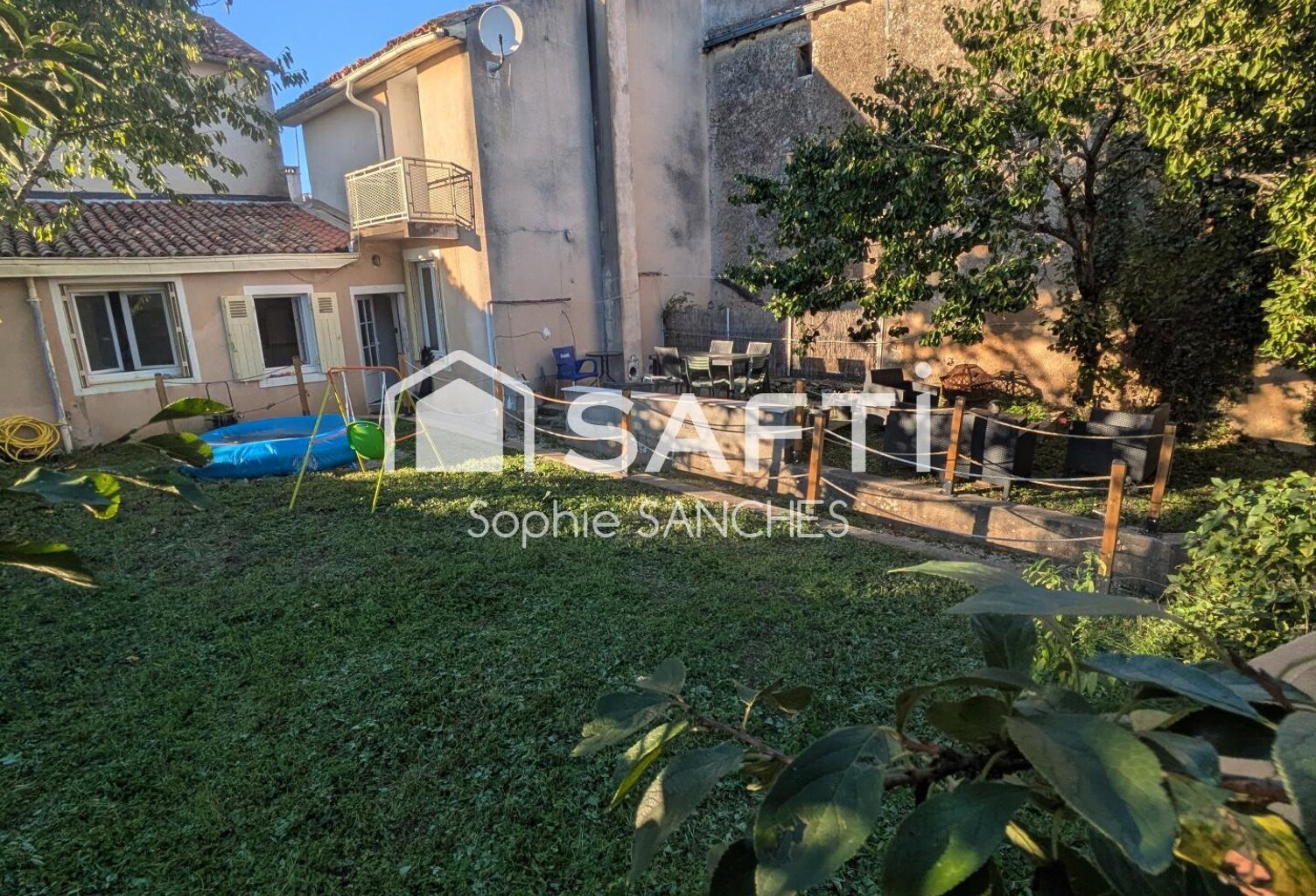 Maison centre bourg avec un jardin — photo 1