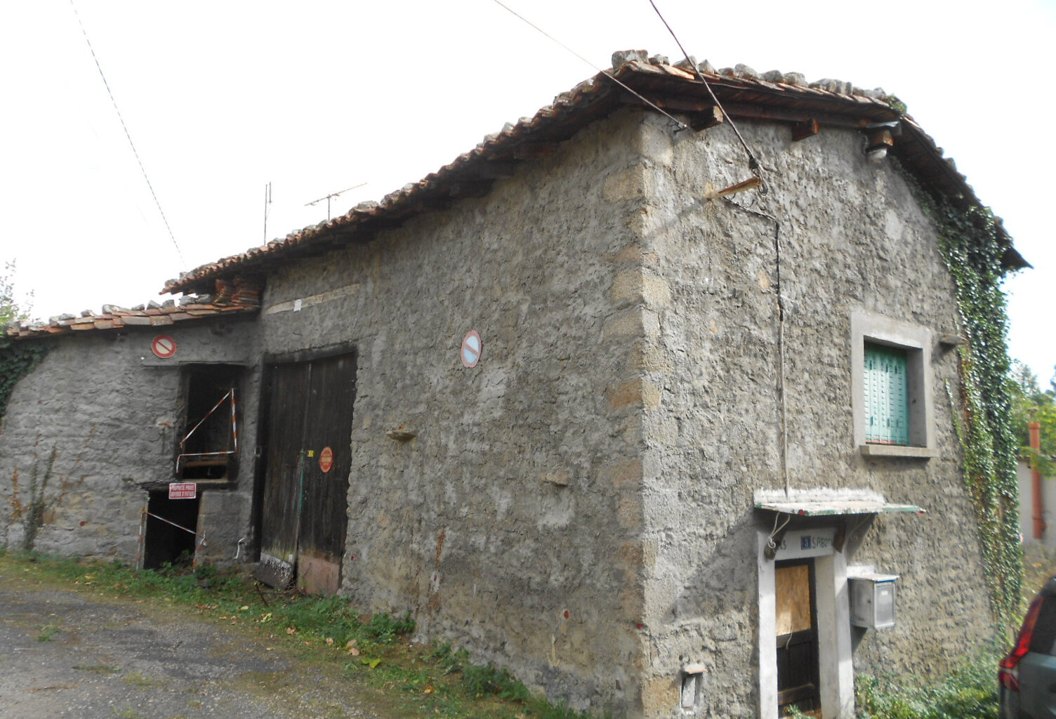 Lieu-dit Meymont Olliergues, ensemble de 3 maisons et dépend — photo 1