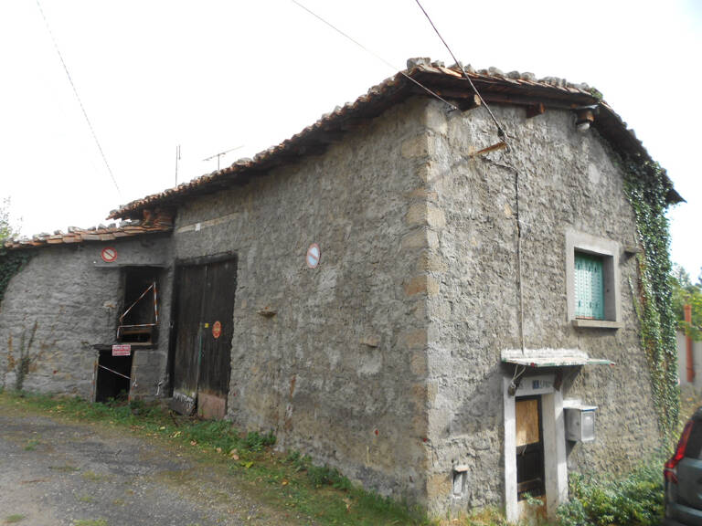 Lieu-dit Meymont Olliergues, ensemble de 3 maisons et dépend — photo 1