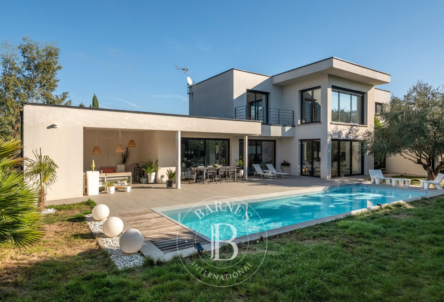 SAINT-BONNET-DE-MURE - Maison de 258m² - 4 chambres - piscine - sous-sol — photo 1