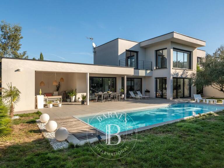SAINT-BONNET-DE-MURE - Maison de 258m² - 4 chambres - piscine - sous-sol — photo 1