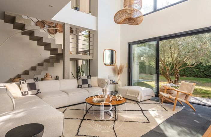 SAINT-BONNET-DE-MURE - Maison de 258m² - 4 chambres - piscine - sous-sol — photo 2